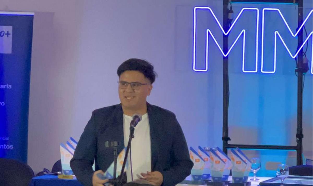 Mario Celedón fue galardonado por Mariano Moreno.