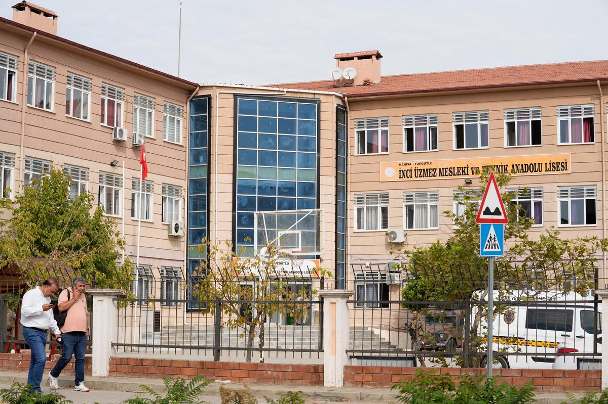 Un tirador abre fuego cerca de una secundaria en Turquía y hiere al menos a 11