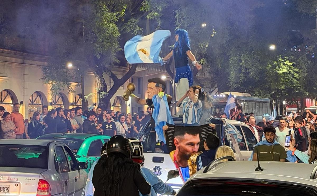 Euforia en Rosario por el triunfo ante Inglaterra y una nueva final del mundo.