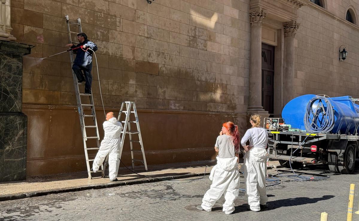 Limpian las paredes de la Catedral tras las pintadas de la Marcha del Orgullo.