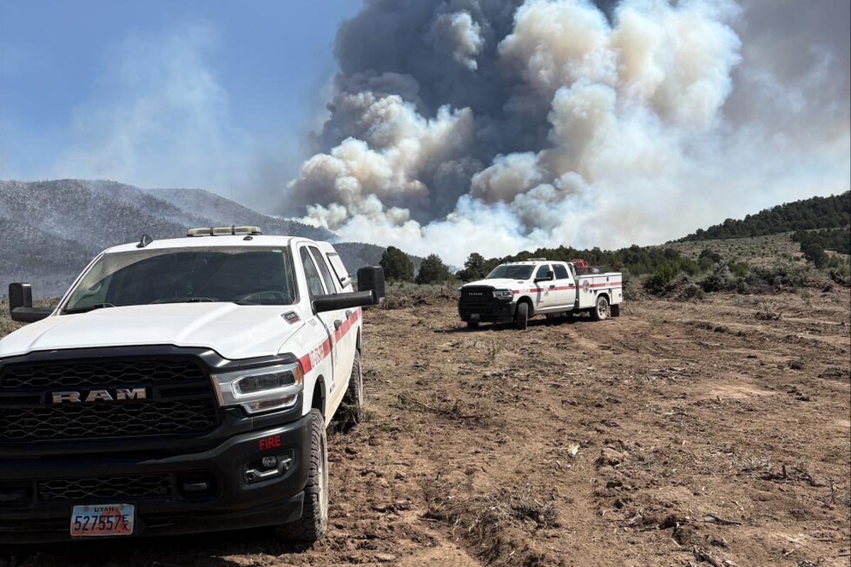 Calor, viento y sequía avivan incendios forestales en el oeste de EEUU