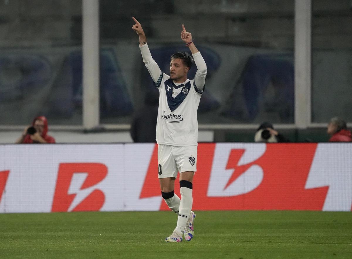 FOTO: Francisco Pizzini festeja el gol de Vélez. 