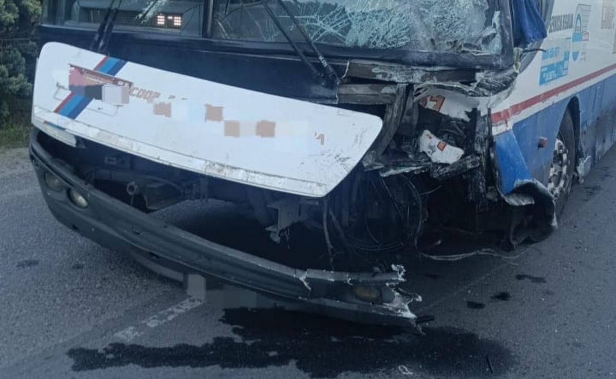Así quedó el colectivo por el violento impacto.
