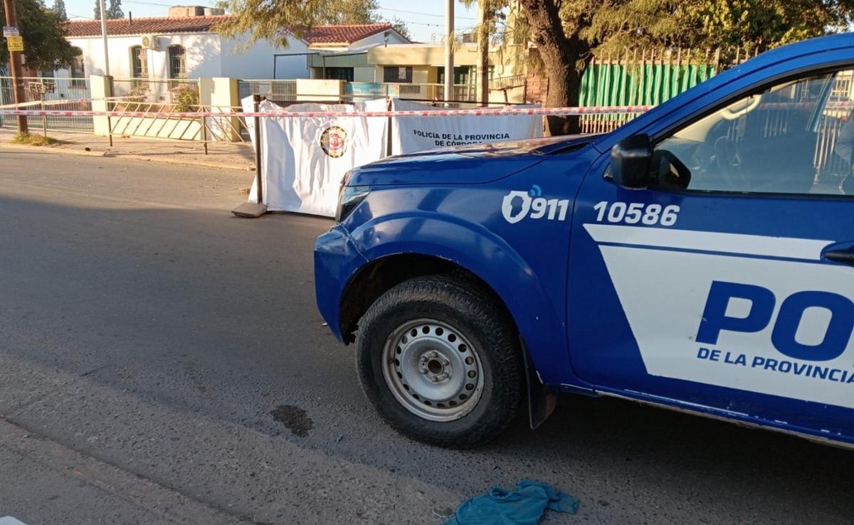 Un motociclista murió tras chocar contra un árbol en barrio Los Boulevares.