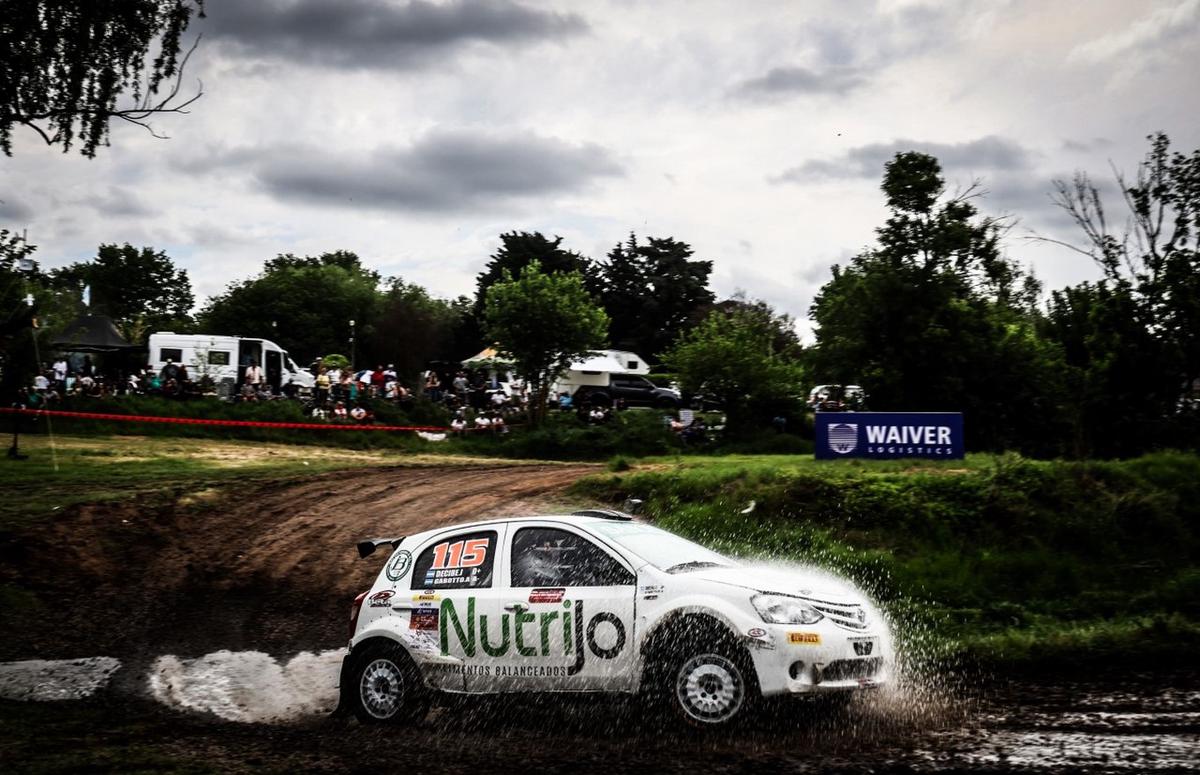 FOTO: Adrián Gabotto y su Etios de la Junior