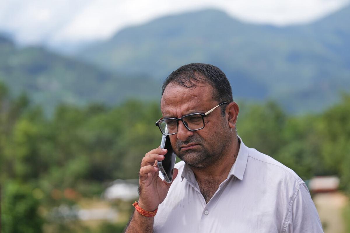 Director en Nepal evacuó a 900 alumnos antes de que la inundación arrasara su escuela