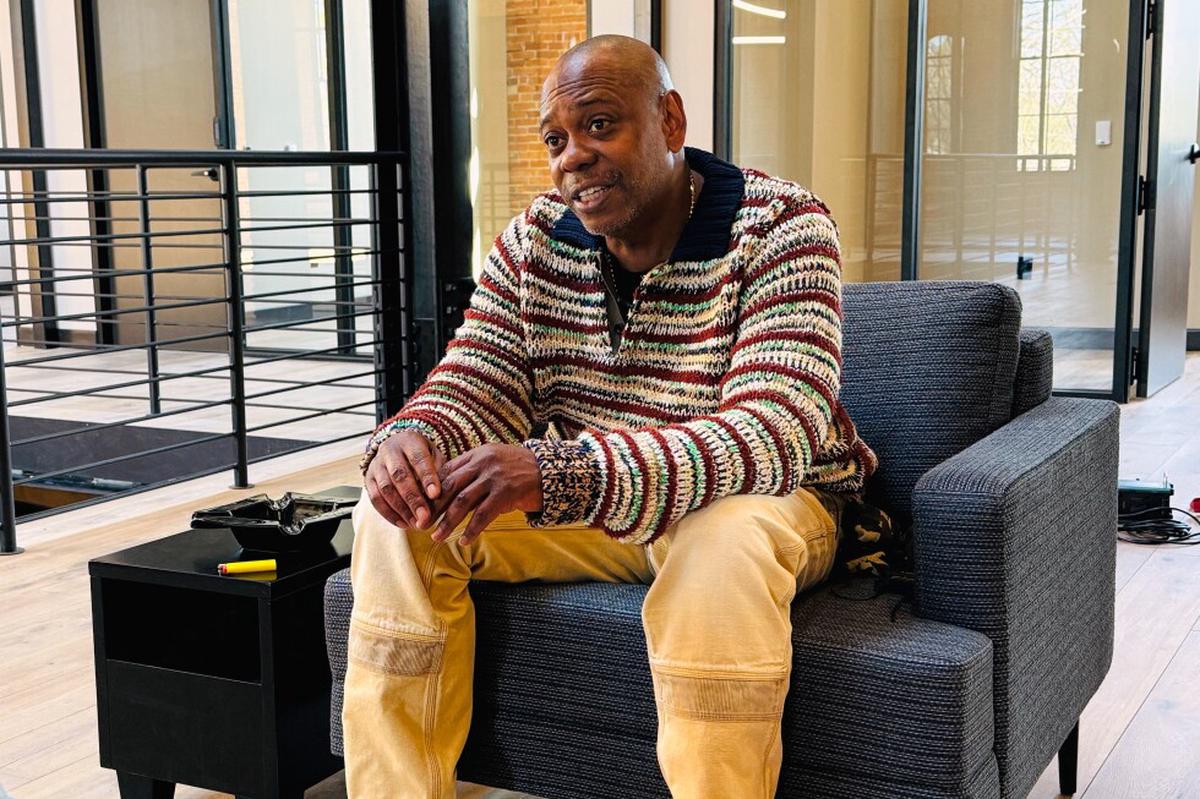 Dave Chappelle se mantiene firme ante críticas y considera retomar