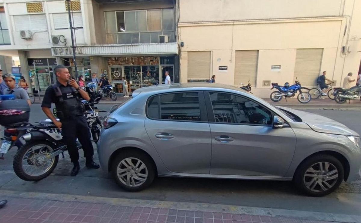 FOTO: El auto en el que el perro murió tras estar varias horas encerrado.