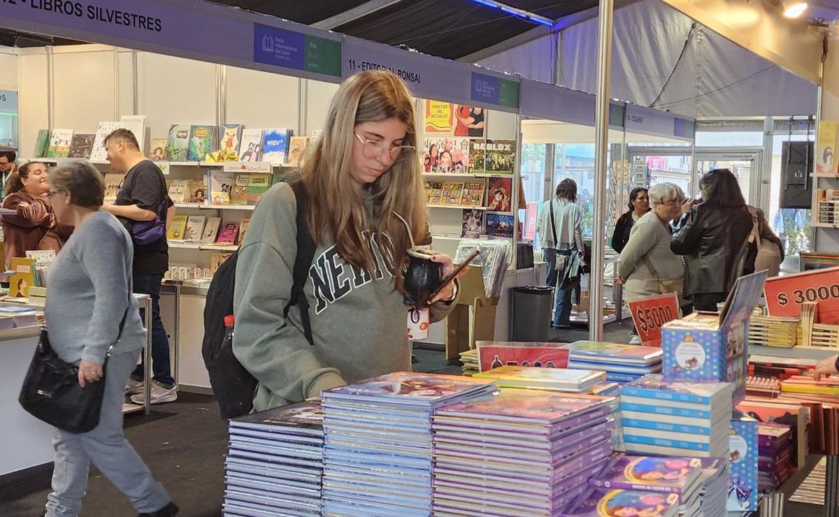 FOTO: Continúa la Feria del Libro Rosario. 