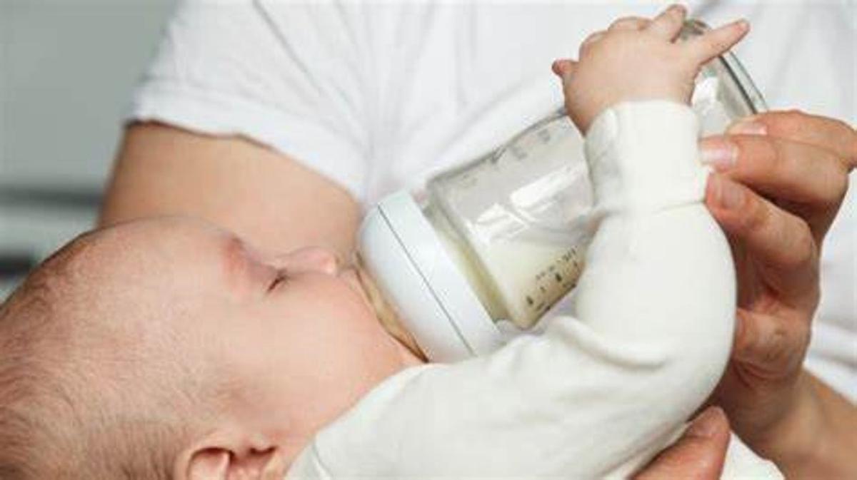 Más de mil familias argentinas exigen acceso a tratamientos nutricionales para bebés