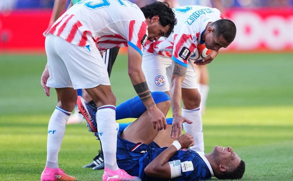 Paraguay le aplicó dureza a la marca y Mbappé lo sufrió. (Foto: AP)