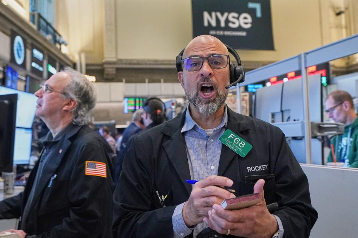 Wall Street pierde racha positiva por caída de acciones de IA y alza del petróleo