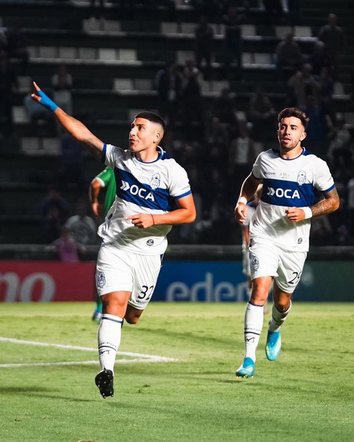 Marcelo Torres festeja su gol, de penal, que abrió el marcador.