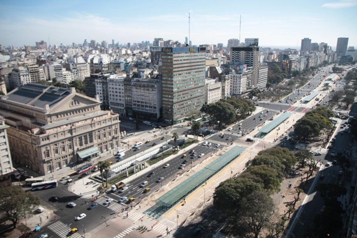La Avenida 9 de Julio: un ícono porteño celebra 89 años de historia y cultura
