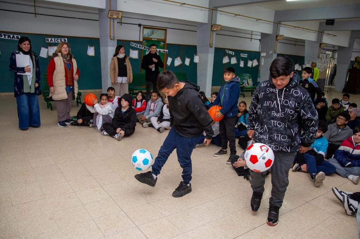 Un grupo de estudiantes disfrutan jugando al fútbol