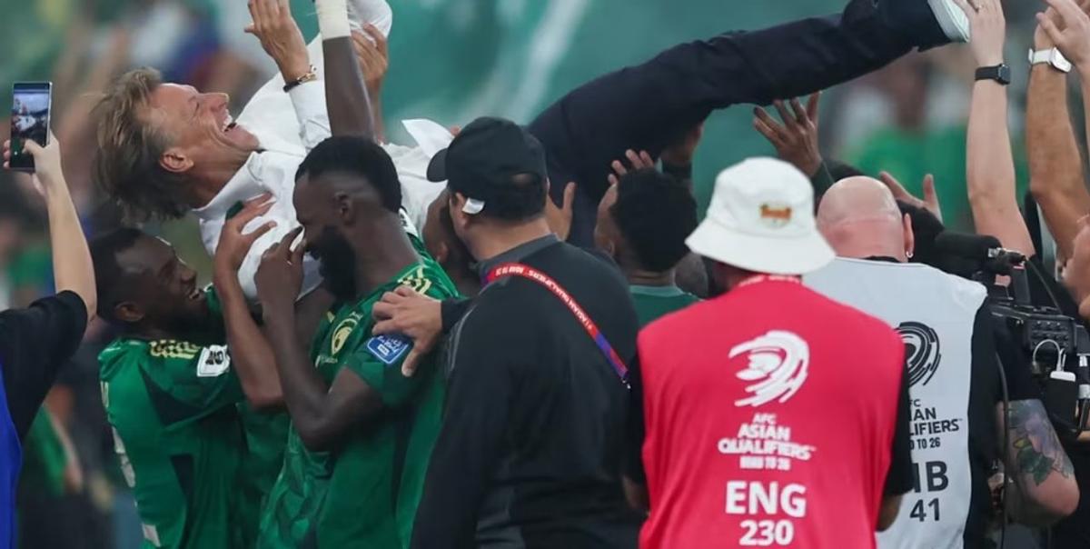 Arabia Saudita celebra la clasificación al Mundial 2026 con el DT francés Hervé Renard.