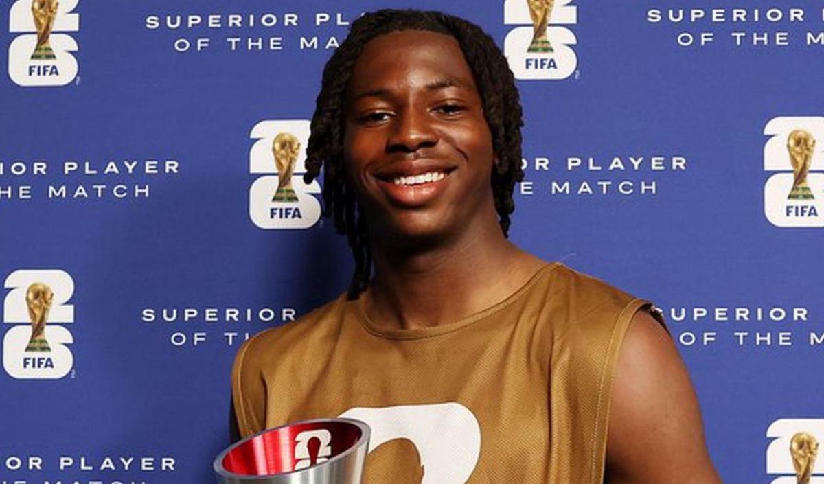 Johan Manzambi posa con el premio de figura del duelo ante Canadá.