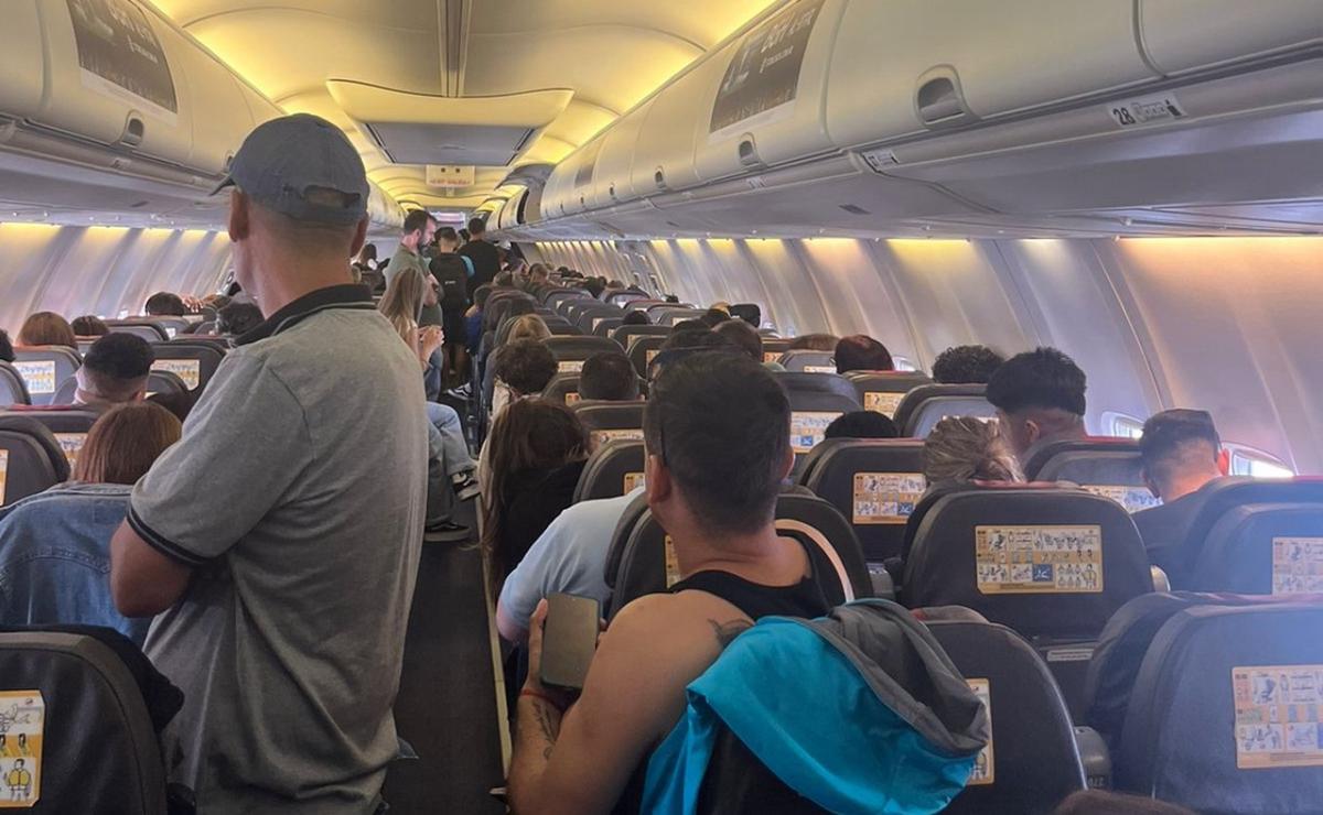 FOTO: Malestar en un vuelo con destino a Córdoba que aterrizó en Ezeiza.