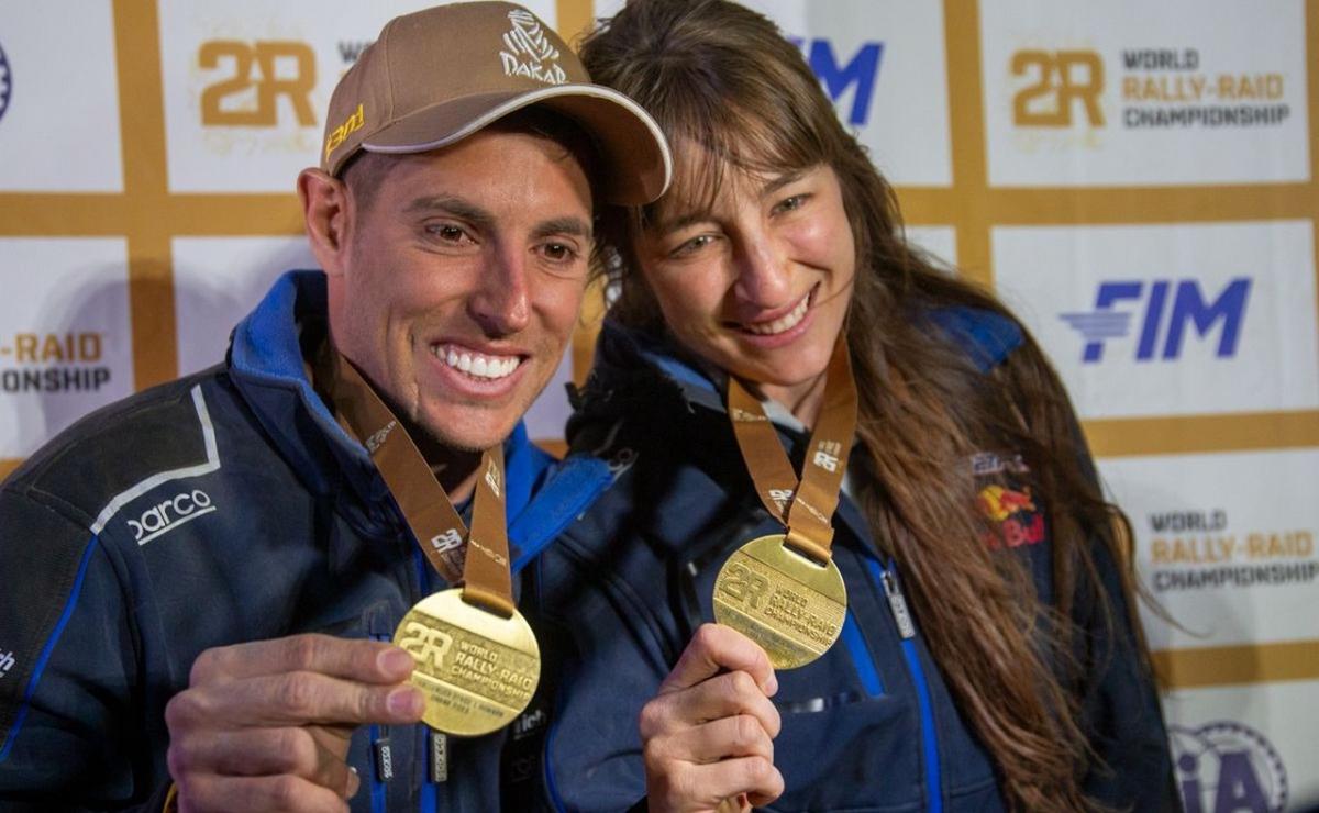 FOTO: Nico y Vale lucen con orgullo su medalla de ganadores en el Dakar