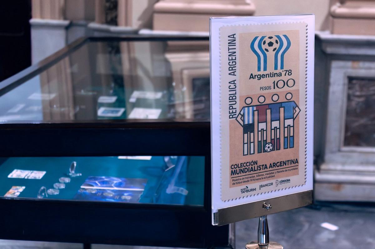 Muestra en el Tamburini que reúne monedas, billetes,