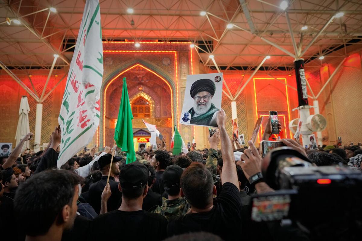 Comienzan las oraciones fúnebres por Jamenei en Irak tras la llegada de su cuerpo a ciudad santa