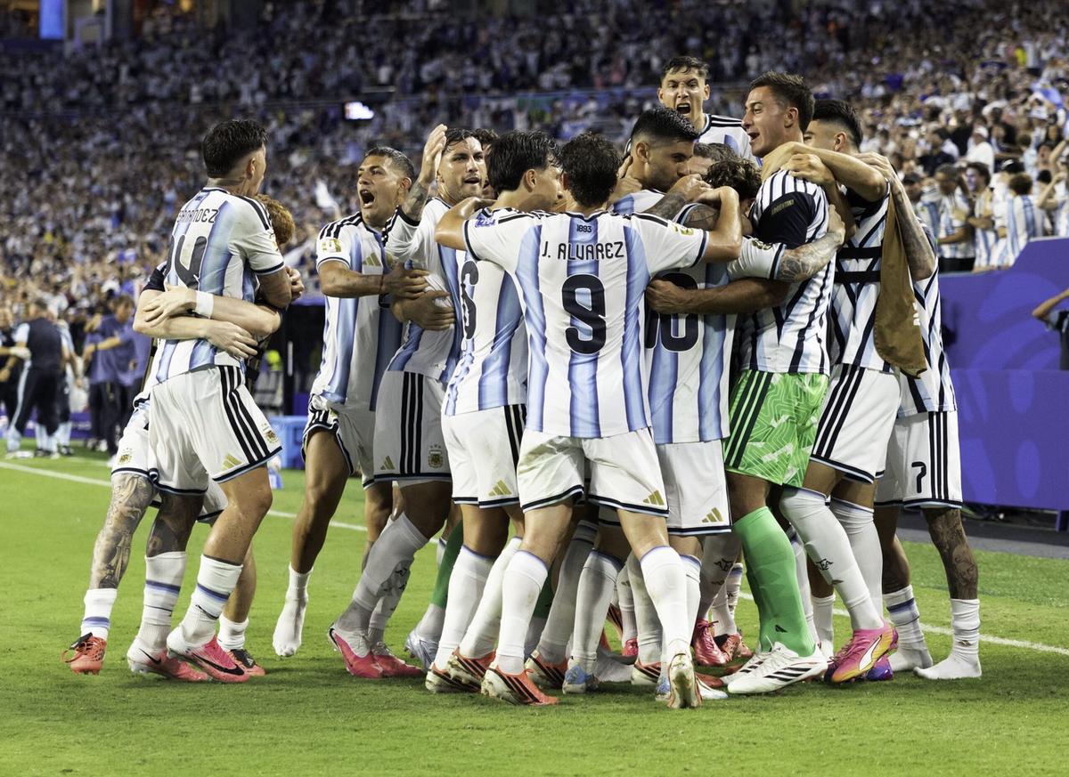 Los jugadores argentinos festejan una victoria muy ajustada ante Cabo Verde.