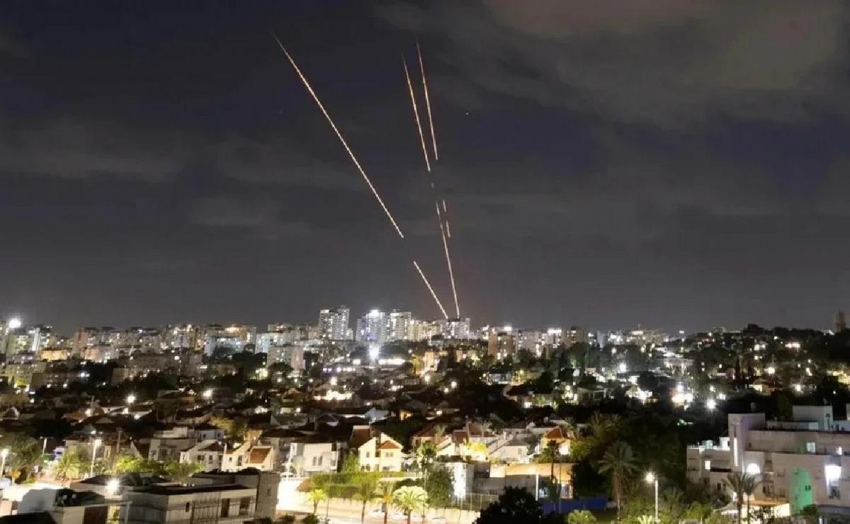 FOTO: El sistema antimisiles de Israel intercepta cohetes provenientes de Irán. (Foto: AFP)