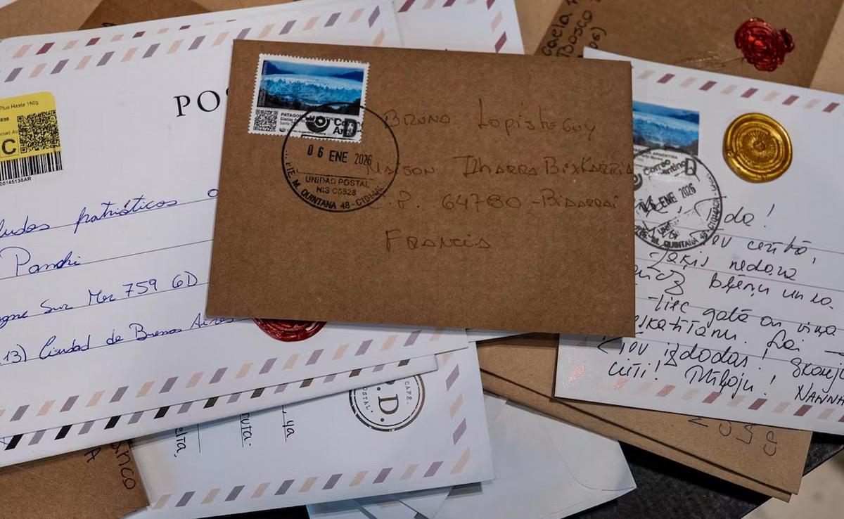 Los bares notables de Buenos Aires reviven el envío de postales tradicionales. (TN)