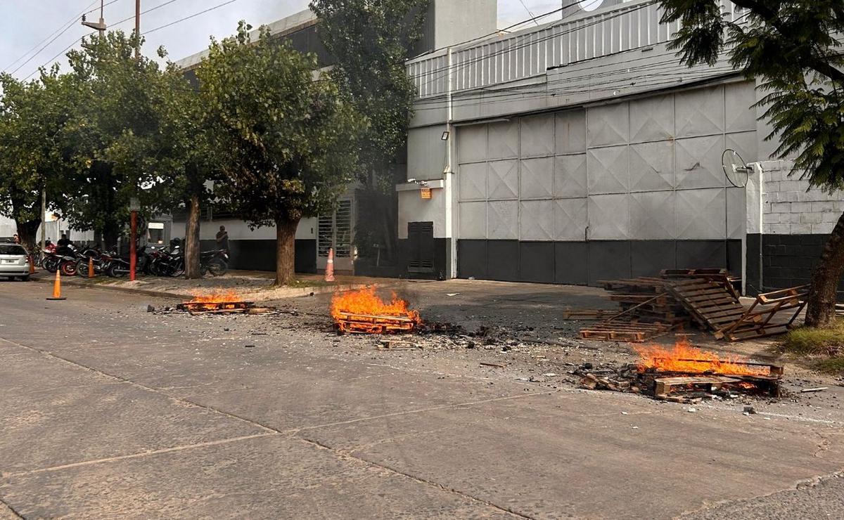 FOTO: Reclamo en el frigorífico Euro por despidos.