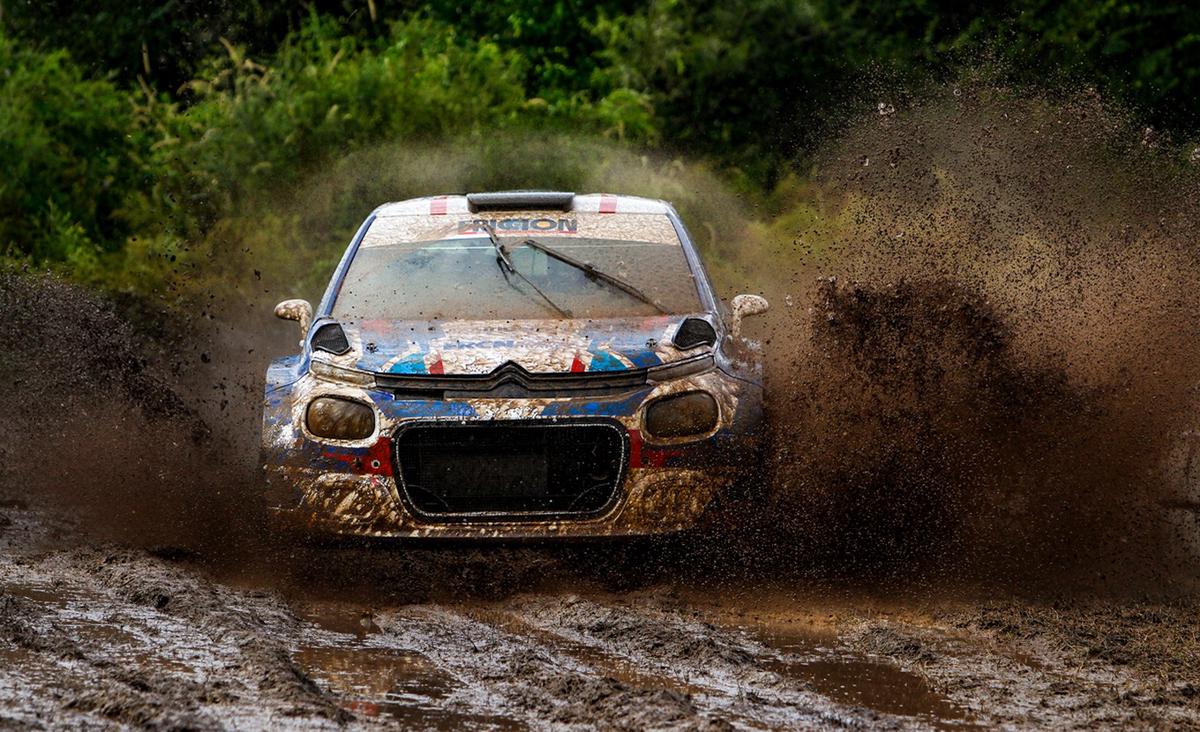 Espectacular paso de Franco y su Citroën en Piedra Pintada