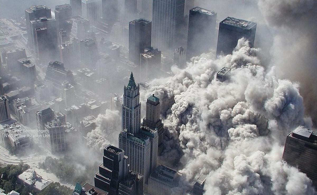 FOTO: Manhattan bajo humo y polvo tras el derrumbe de las torres gemelas. (NA/Agencias)