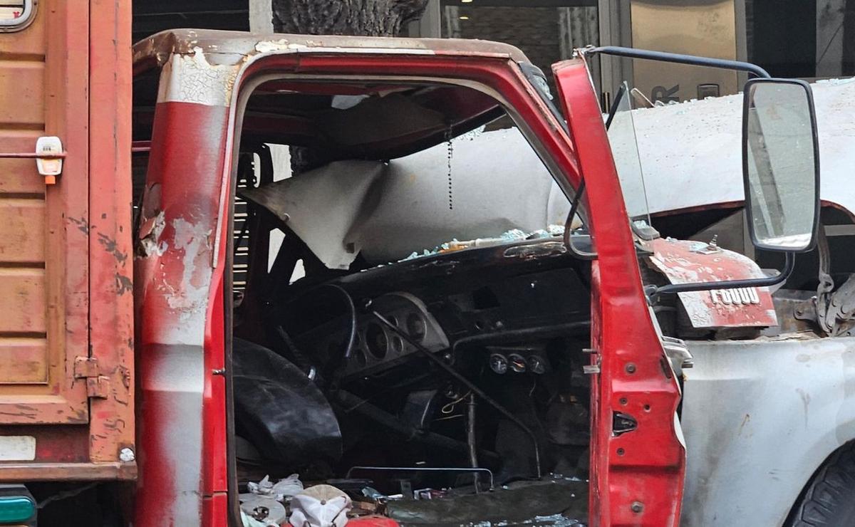 FOTO: El habitáculo en el que quedó atrapado el conductor.