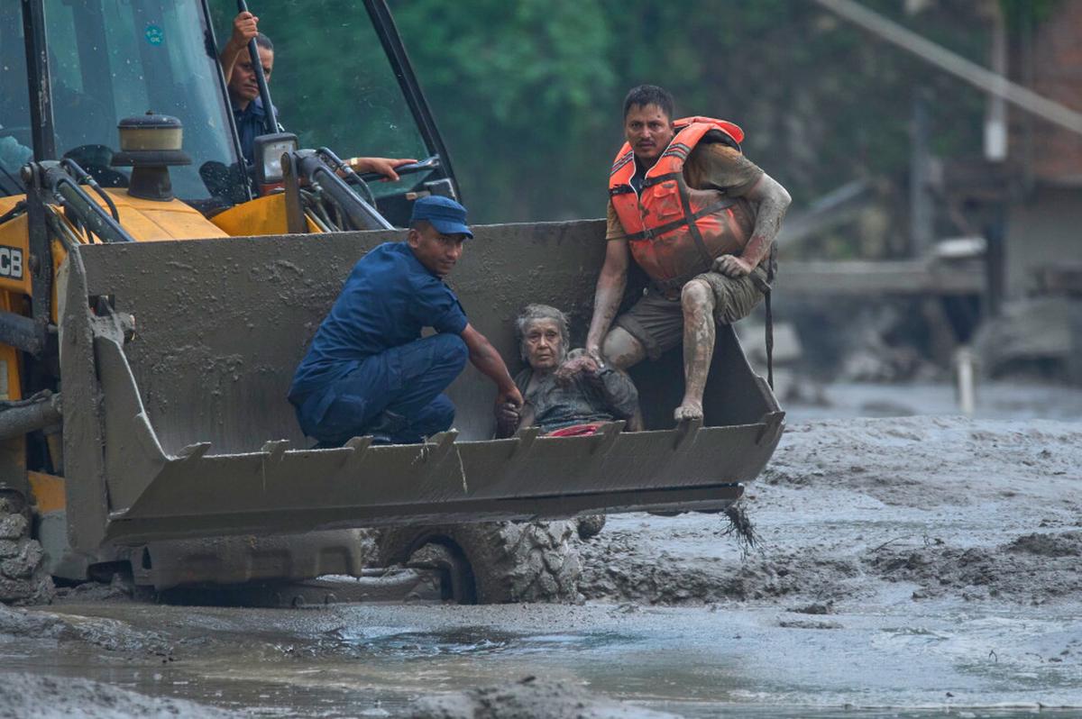 Inundaciones repentinas dejan más de 550 desaparecidos en el Tíbet y al menos 162 muertos en Nepal