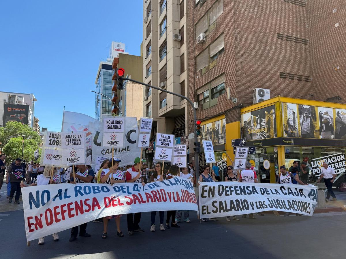 Caos en el centro de Córdoba por marchas y cortes de calles.