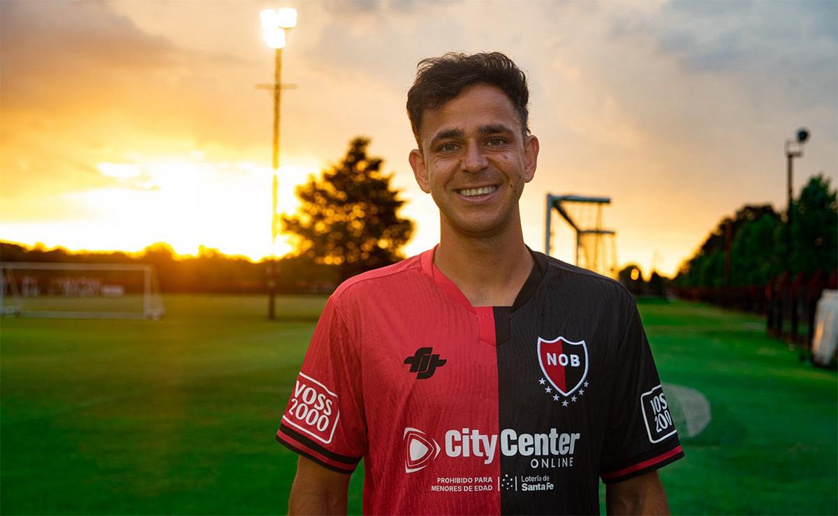 FOTO: A la espera de Keylor Navas, Newell's presentó al volante Gonzalo Maroni.