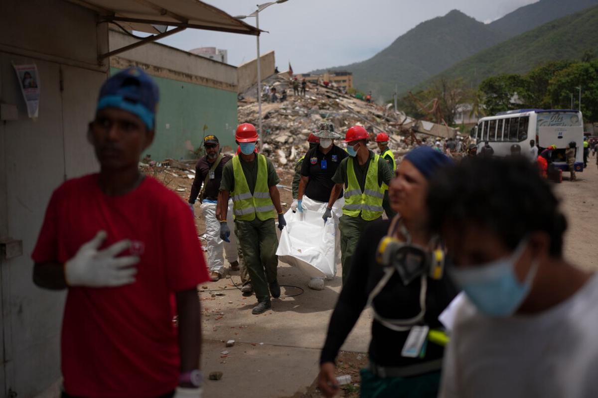 Apuran identificación de cuerpos mientras aumentan las muertes en Venezuela tras los sismos