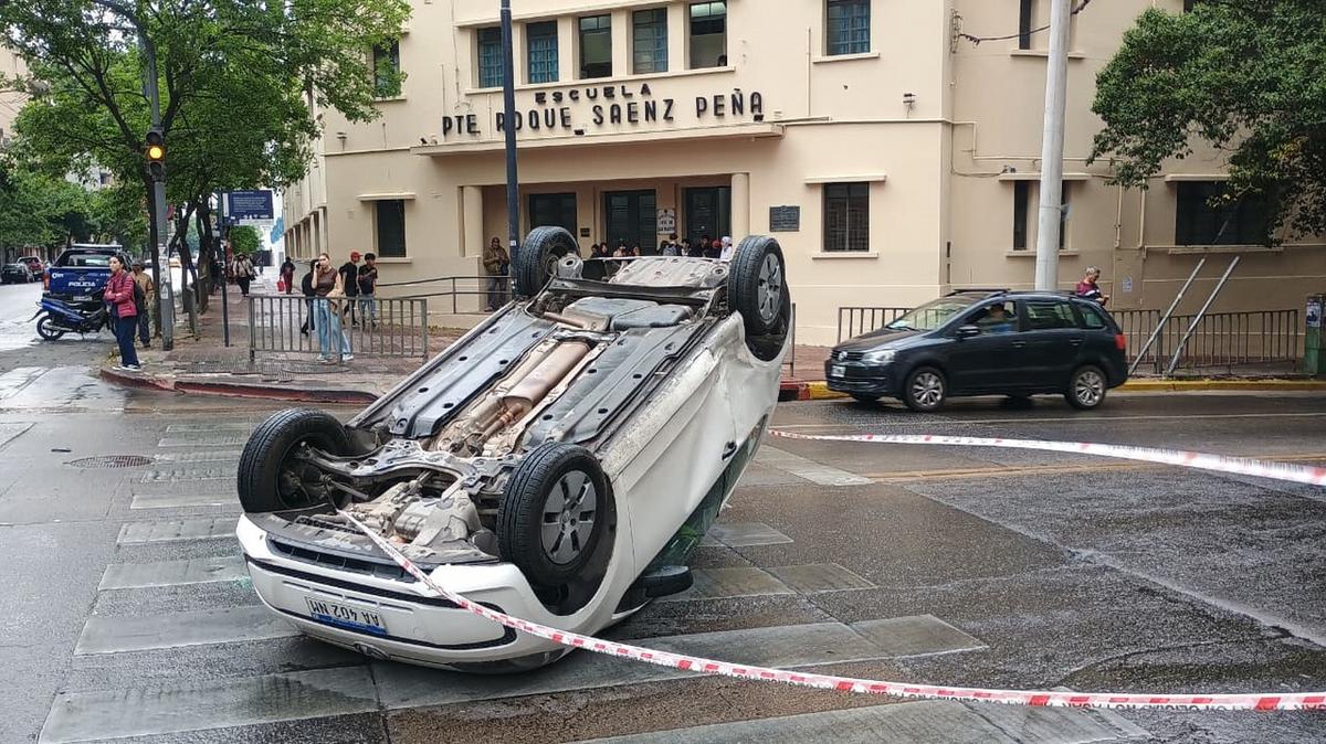 Choque y vuelco en pleno centro de Córdoba. (Foto: Gonzalo Carrasquera/Cadena 3)