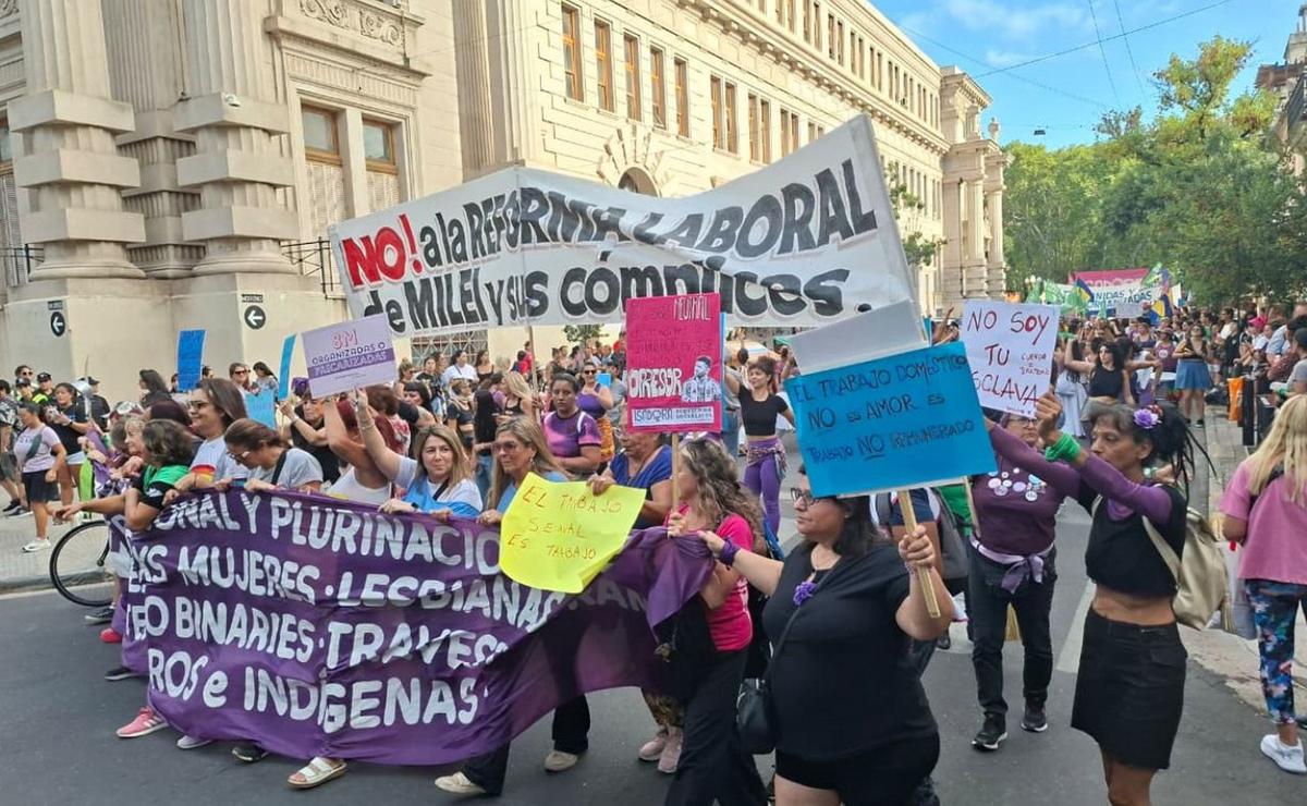 La marcha por el 8M en Rosario atraviesa el centro rumbo al Monumento.