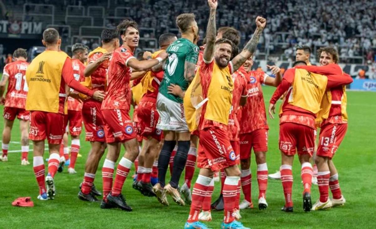 Argentinos Juniors en pleno festejo tras vencer al Corinthians.