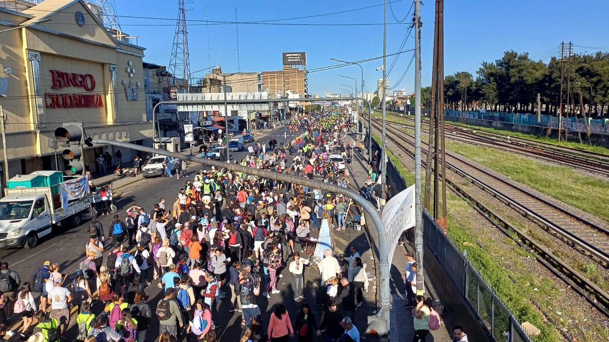 FOTO: Miles de fieles peregrinan hacia Luján