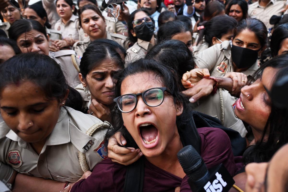 Miles de manifestantes abarrotan Nueva Delhi para exigir la renuncia del jefe electoral de India