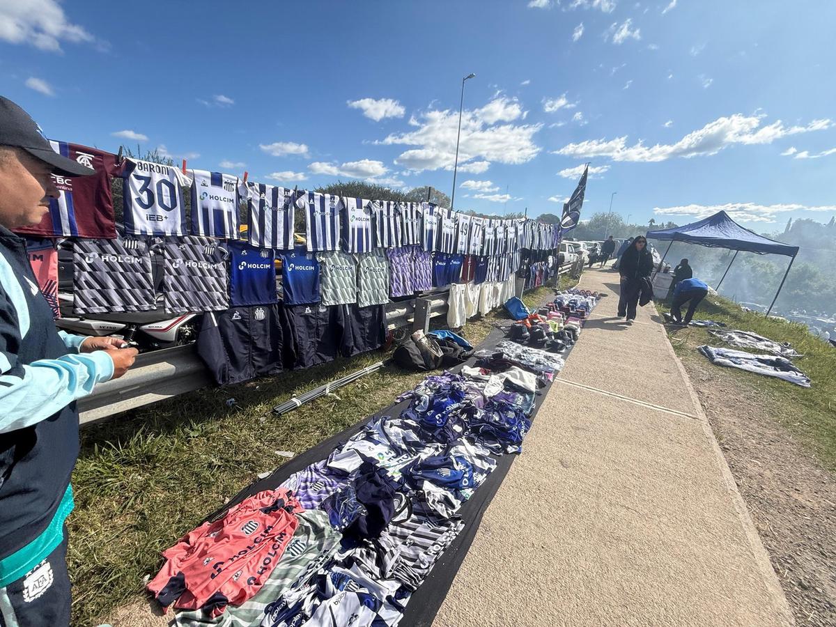 Hinchas de Talleres palpitan el superclásico cordobés. (Daniel Cáceres/Cadena 3)