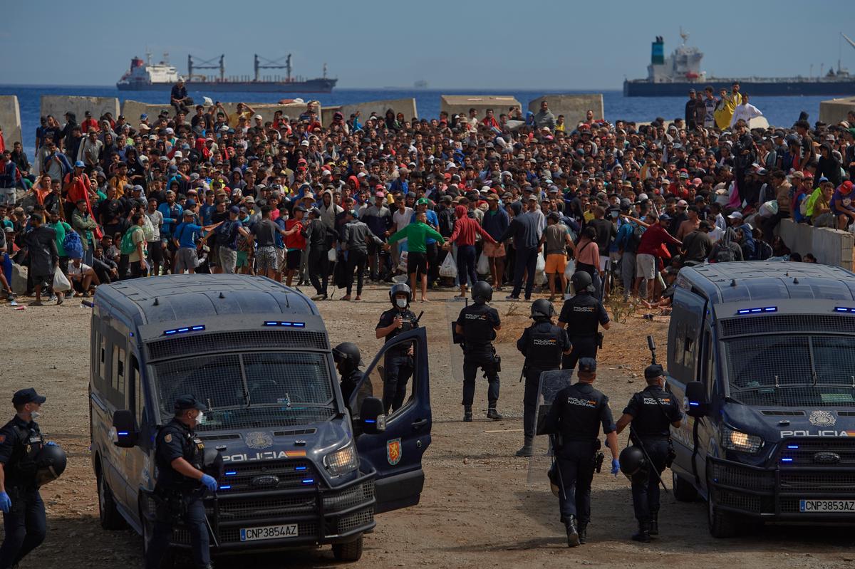 Autoridades de UE se reúnen para reforzar agencia fronteriza; refugiado demanda por abusos en Libia