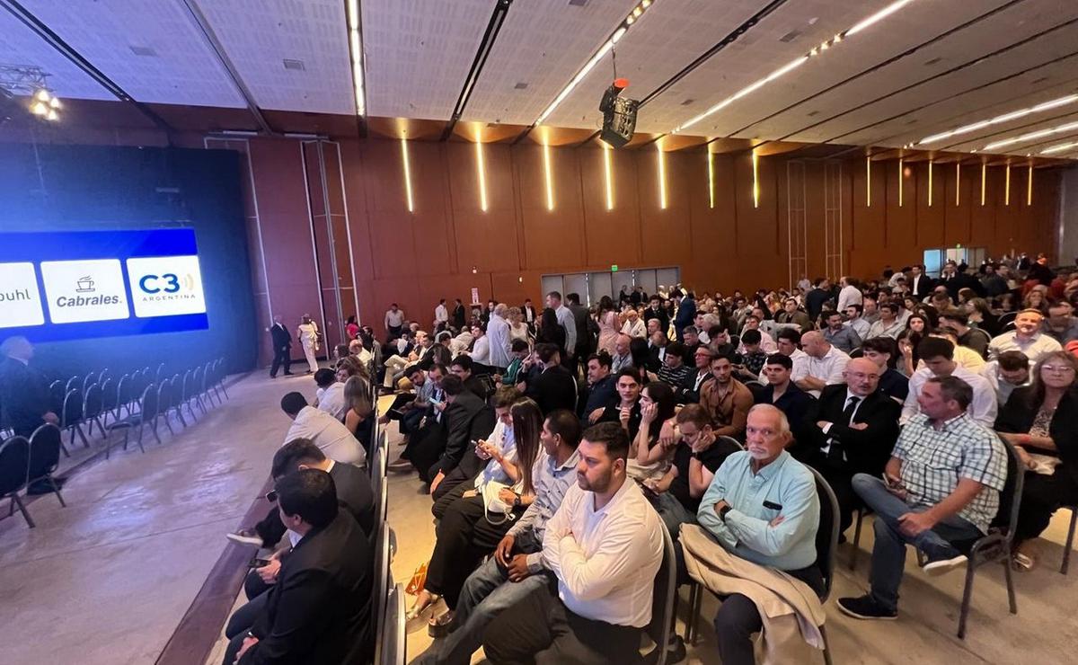 FOTO: Expectativas por el discurso de Milei en Córdoba. (Daniel Cáceres/Cadena 3)