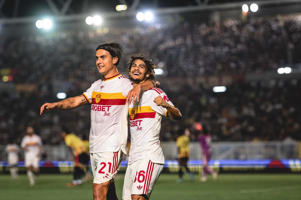 Rodrigo Mora (derecha) festeja su gol junto al argentino Paulo Dybala.