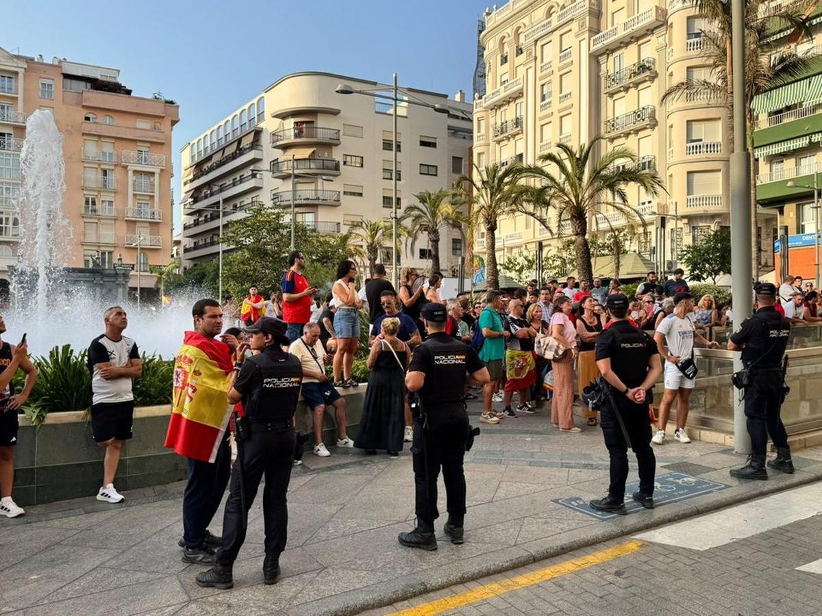 Miles de manifestantes protestaron este domingo en Ceuta por la crisis migratoria.