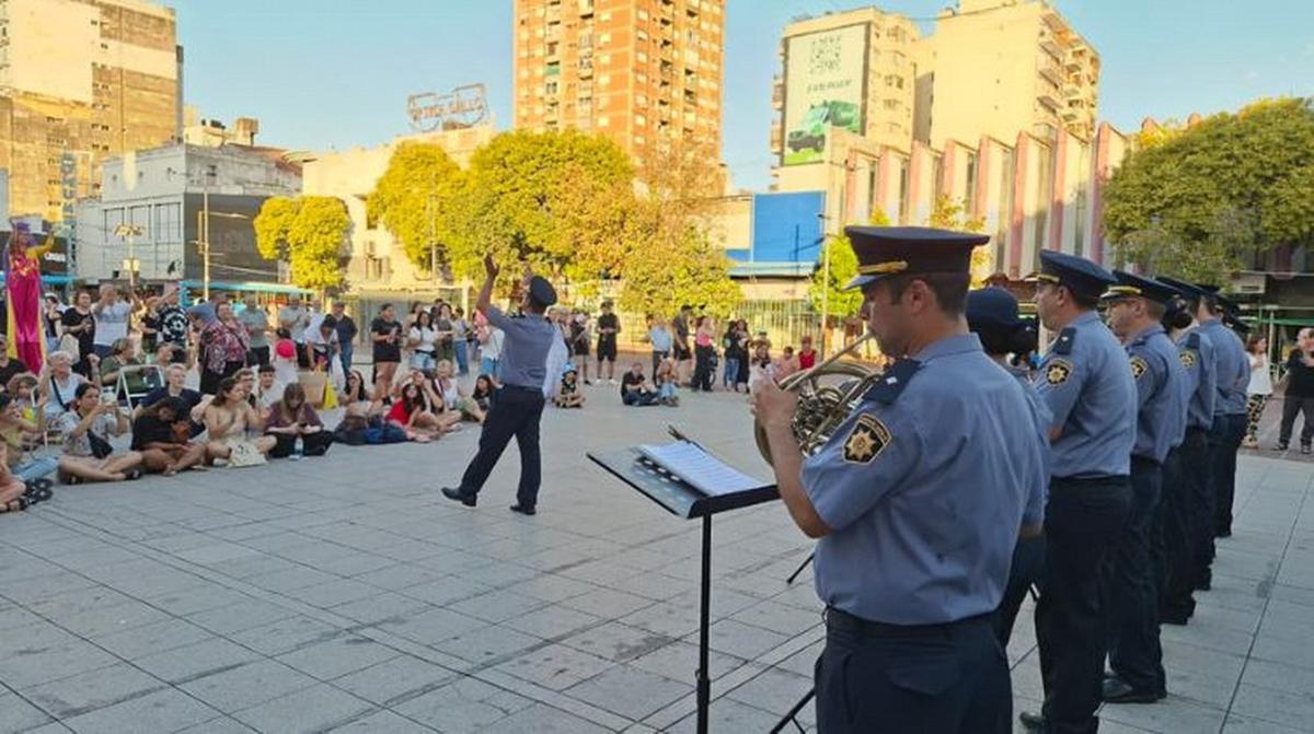 Presentación de la sinfónica policial de Santa Fe en Plaza Montenegro.