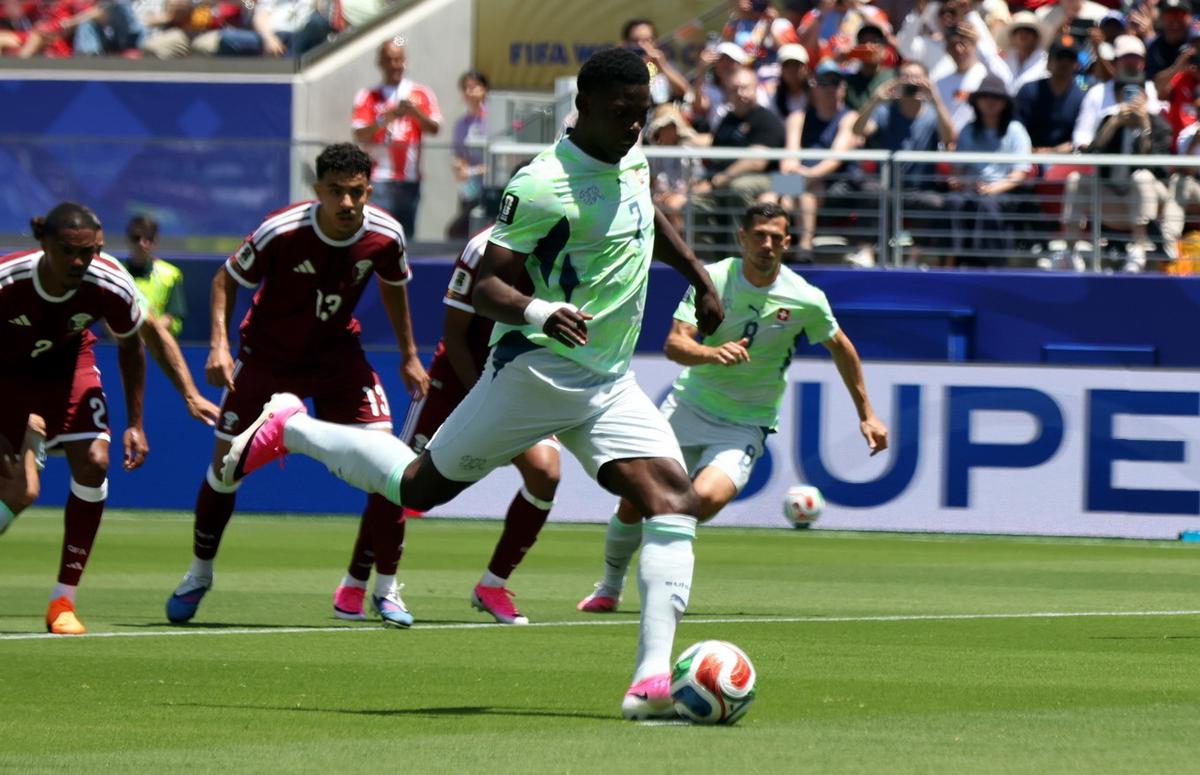 Embolo a punto de convertir su gol de penal. (Foto: X/ Diario Sport)