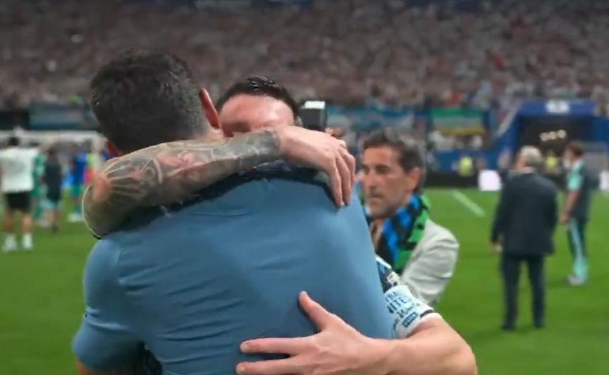 Messi y Scaloni se fundieron un abrazo tras ganarle a Inglaterra. (Captura)