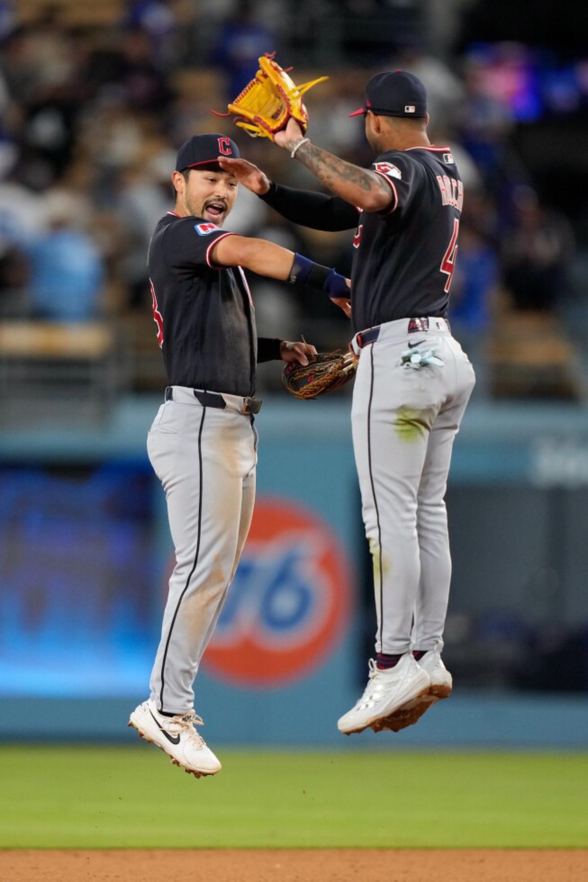 Williams supera a Yamamoto; Ramírez pega su 1er jonrón y Guardianes vencen 4-1 a Dodgers